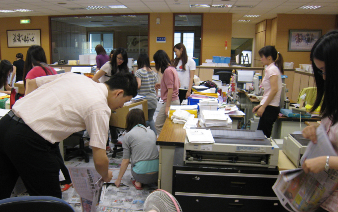 颱風天淹水，全所一起「救公司」